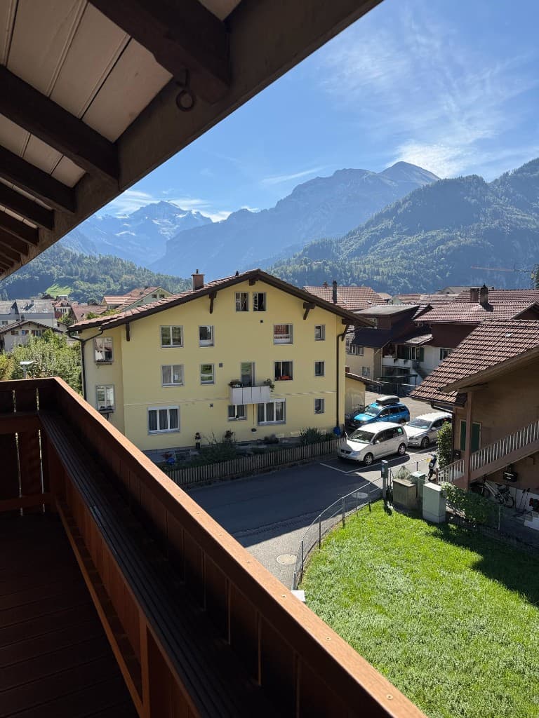 Blick vom Balkon im zweiten Obergeschoss auf den Ort und die Berge