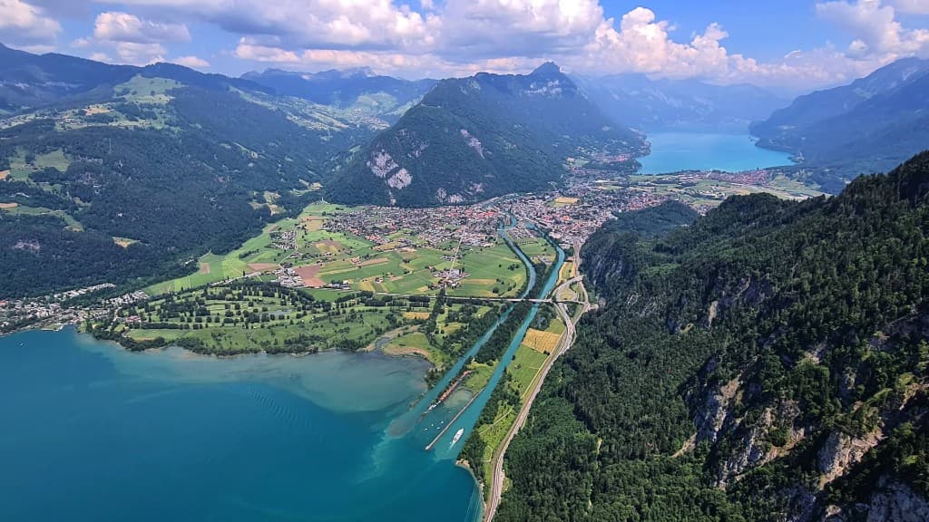 Das Bödeli zwischen Thunersee und Brienzersee, mit Aare, Siedlung und Bergwelt